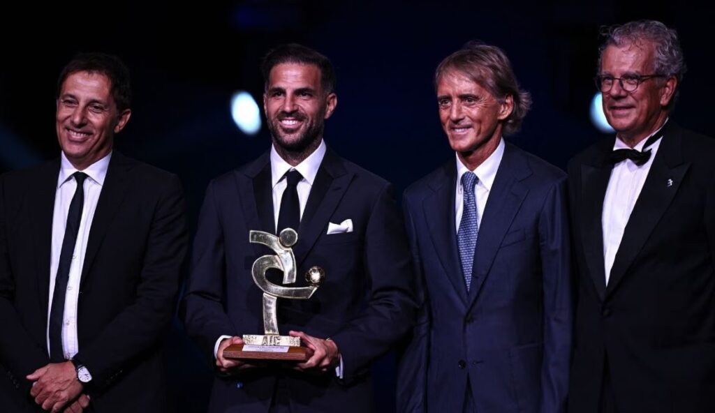 Cesc Fabregas është shpallur “Trajneri i Vitit” në Serie A nga Shoqata e Futbollistëve Italianë.
