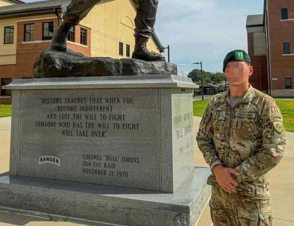 Kapiteni i FSK-së E.V. u vlerësua me titullin “Distinguished Honor Graduate” pas përfundimit të Kursit Kualifikues të Forcave Speciale të Ushtrisë Amerikane në SHBA.