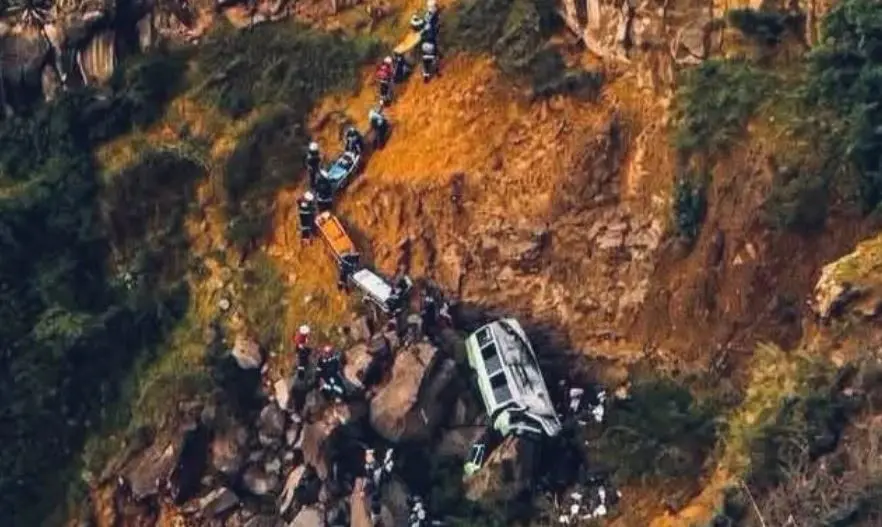 25 persona humbën jetën në Kepin e Gjelbër nga rrëzimi i autobusit në humnerë.