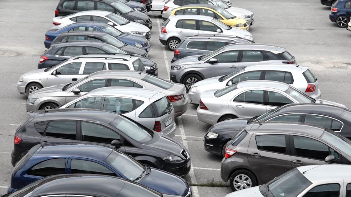 Kompania polake “FLEX RENT” ka dërguar përfaqësues për të marrë Mercedesin GLC 220D të vitit 2026 të gjetur në Mitrovicë.