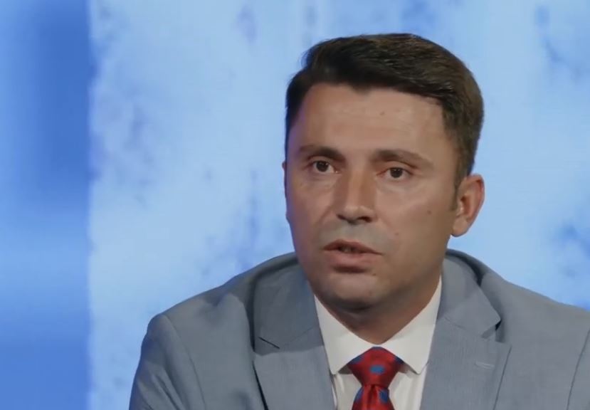 Përplasjet politike rreth gjykimit në mungesë dhe gjetjes së trupave në veri