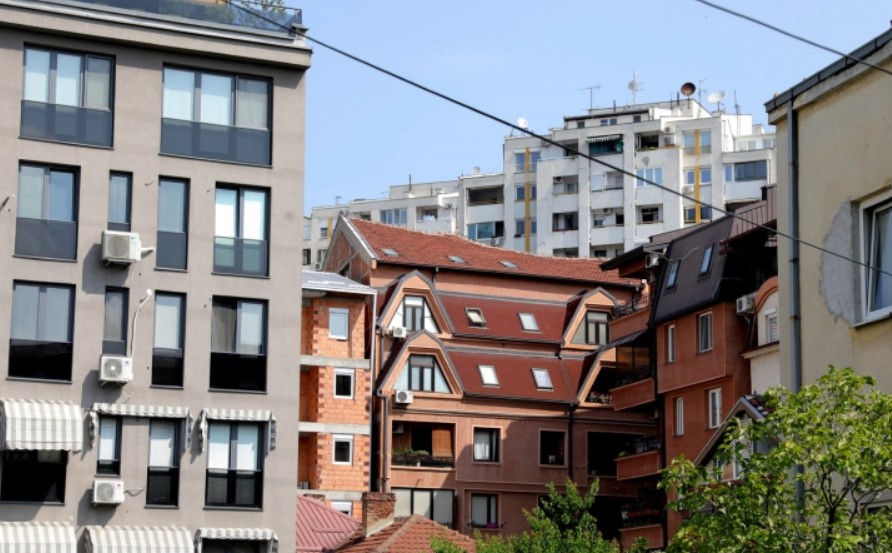Në korrik janë dhënë 367 leje ndërtimi me vlerë prej 7.995.108 mijë denarë, 74.8% më pak se vitin e kaluar, dhe pritet ndërtimi i 1.248 banesave të reja.