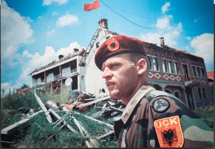Një imazh i rrallë i Bashkim Jasharit në uniformën e UÇK-së zbulohet në Prishtinë