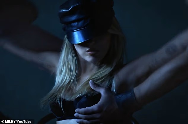 Miley Cyrus rikthehet me videoklip provokues dhe ndryshim artistik tërheqës