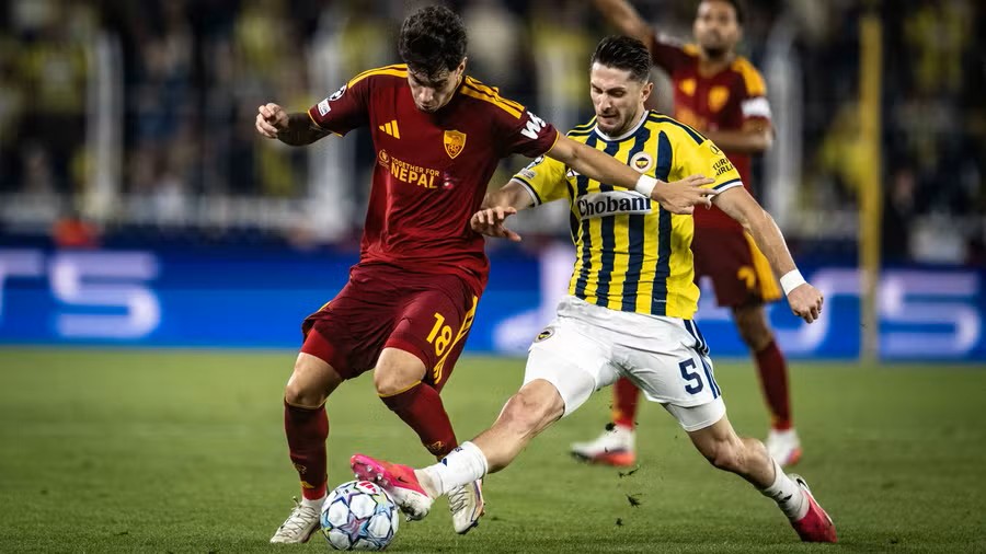 Fenerbahçe barazon 1-1 me Romën dhe rikthehet në fazën kryesore të Champions League, duke i dhënë fund serisë prej tetë fitoreve radhazi të Romës.