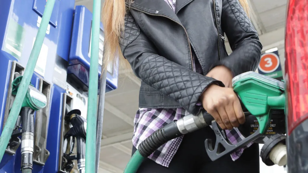 Çmimi i naftës Brent kalon për herë të parë që nga maji nivelin prej 105 dollarësh për fuçi.
