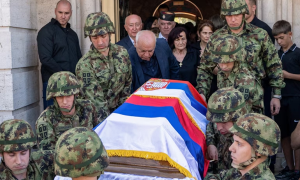 Mijëra njerëz morën pjesë në funeralin e Ratko Mladiqit në Beograd, duke përfshirë ish-ushtarë dhe tifozë, pavarësisht paralajmërimeve të BE-së kundër glorifikimit të tij.