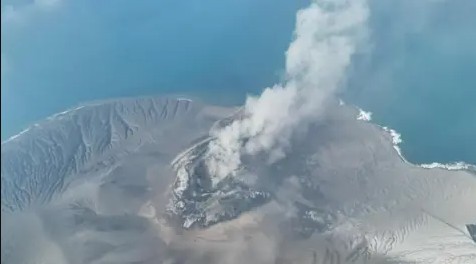 Shpërthimi i Anak Krakatau ka anuluar mbi 2,000 fluturime dhe ka bllokuar rreth 270,000 pasagjerë në Indonezi.