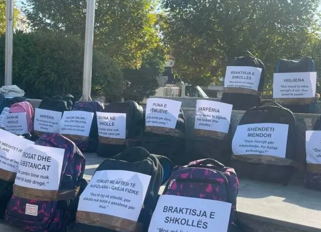 Çantat që tregojnë sfidat e fshehta të nxënësve në shkollat e Kosovës