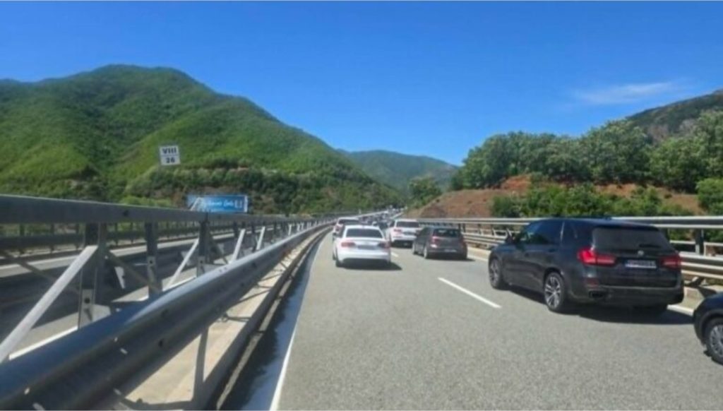 Fluksi i madh i kosovarëve drejt Shqipërisë për festën e 1 Majit