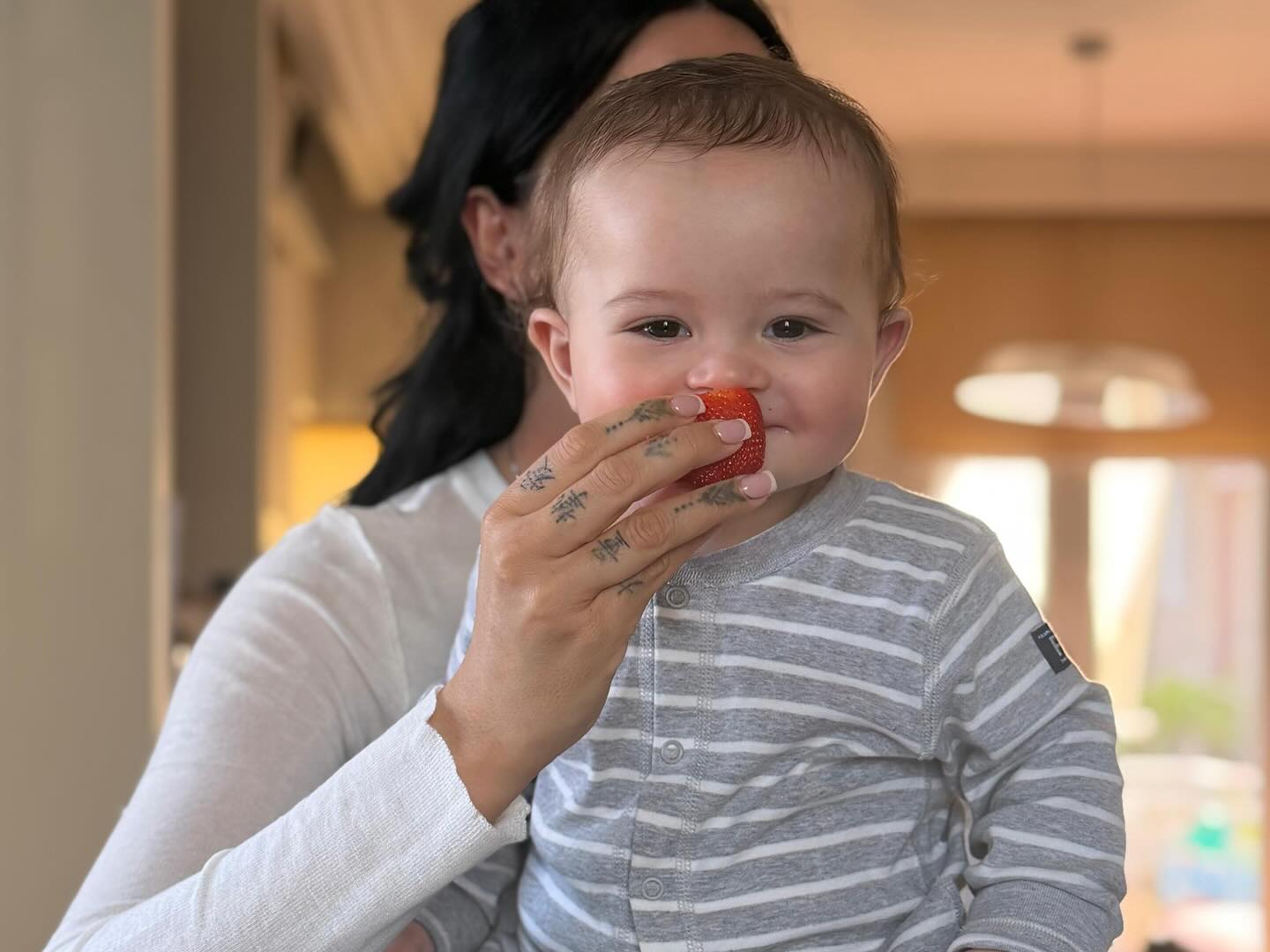 Dafina Zeqiri ndan moment të veçantë me djalin para koncertit në Athinë