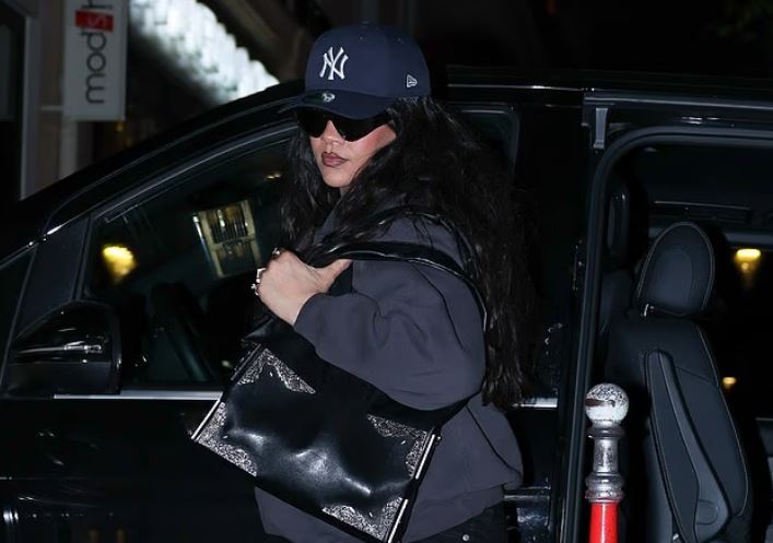 Rihanna surprizon në Paris me stil të thjeshtë dhe komod