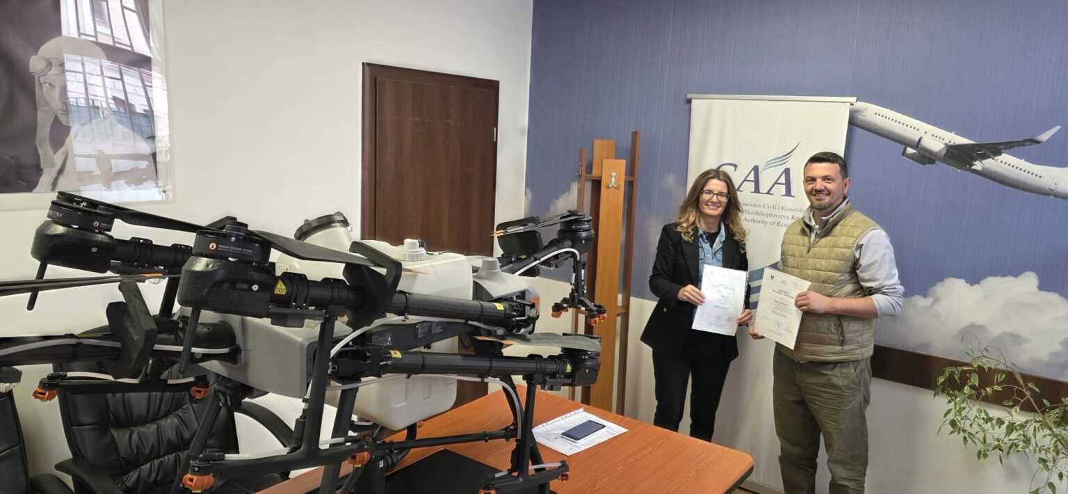 Driton dhe Kreshnik Muharremi morën certifikatat e para për pilotët e dronëve në agrokulturë në Kosovë.