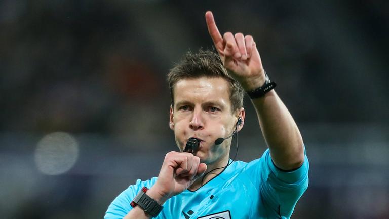 Francois Letexier do të gjykojë finalen e Ligës së Evropës ndërmjet Freiburgut dhe Aston Villës më 20 maj, ndërsa Maurizio Mariani do të drejtojë finalen e Ligës së Konferencës mes Crystal Palace dhe Rayo Vallecanos.