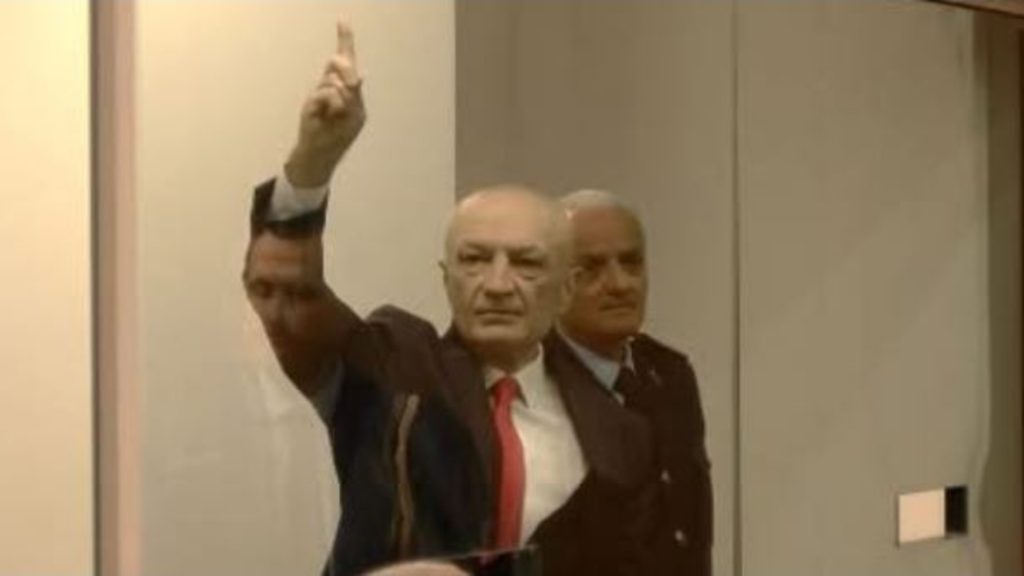 Ilir Meta u shfaq për herë të parë në gjyq pas arrestimit, brenda kafazit prej xhami dhe kërkoi transmetim të drejtpërdrejtë të seancave.