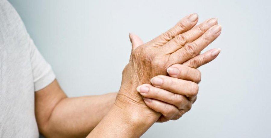Ushqimet që mund të lehtësojnë simptomat e osteoartritit