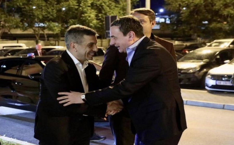 Albin Kurti është pritur në Shkup nga kryetari i Lëvizjes Demokratike, Izet Mexhiti.