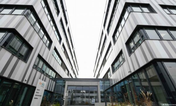 BioNTech ndalon prodhimin e vaksinës COVID në Gjermani dhe ia kalon Pfizer përgjegjësinë pas këtij viti.