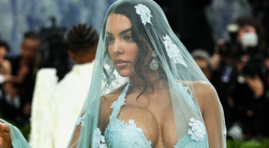 Georgina Rodríguez shkëlqen në Met Gala 2026 me një look artistik dhe të guximshëm