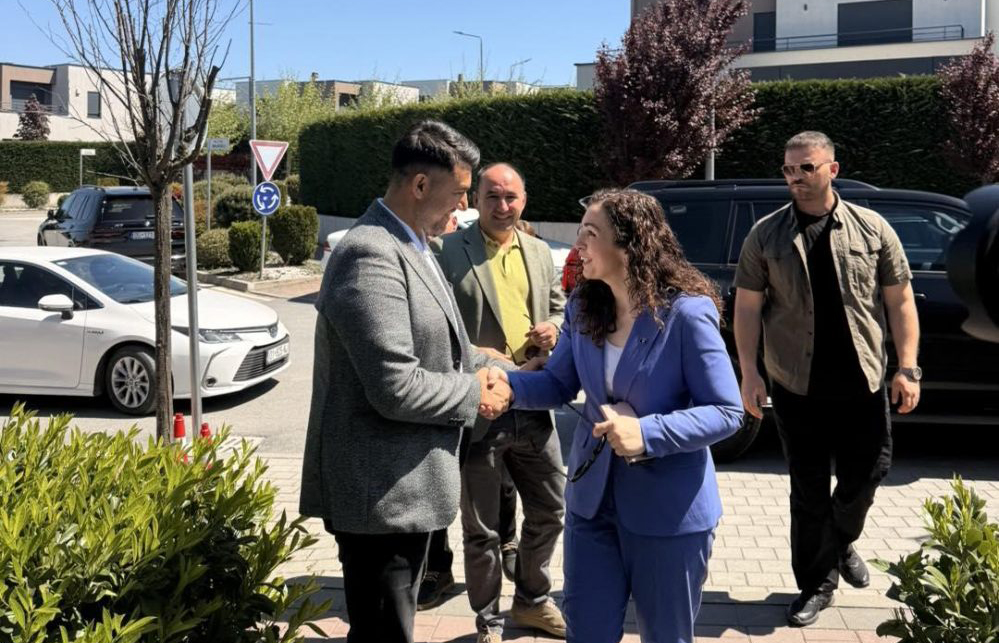 Takimi i veçantë në Ferizaj: Vjosa Osmani dhe Labinot Tahiri me mesazh për rininë dhe qytetarët
