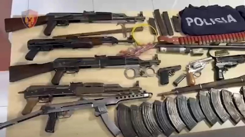 Goditet baza e armatimit në Picallë, arrestohet nëna dhe i biri shpallet në kërkim