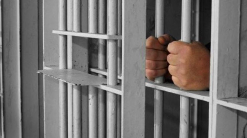 Adnan Rexhepi nga Prishtina është ndaluar më 12 prill në Pikën Kufitare Hani i Elezit dhe dërguar në burg për 25 ditë për mospagesë të gjobës prej 500 eurosh.