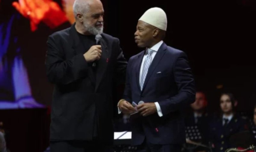 Eric Adams merr pasaportën shqiptare nga Edi Rama gjatë Samitit të Diasporës
