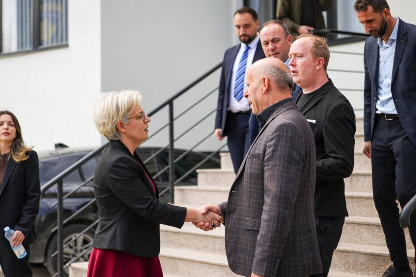 Gërvalla thekson rëndësinë e ndihmës juridike falas për barazinë në drejtësi