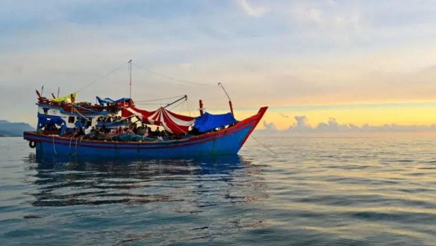 Rreth 250 të zhdukur nga fundosja e anijes me emigrantë në Oqeanin Indian