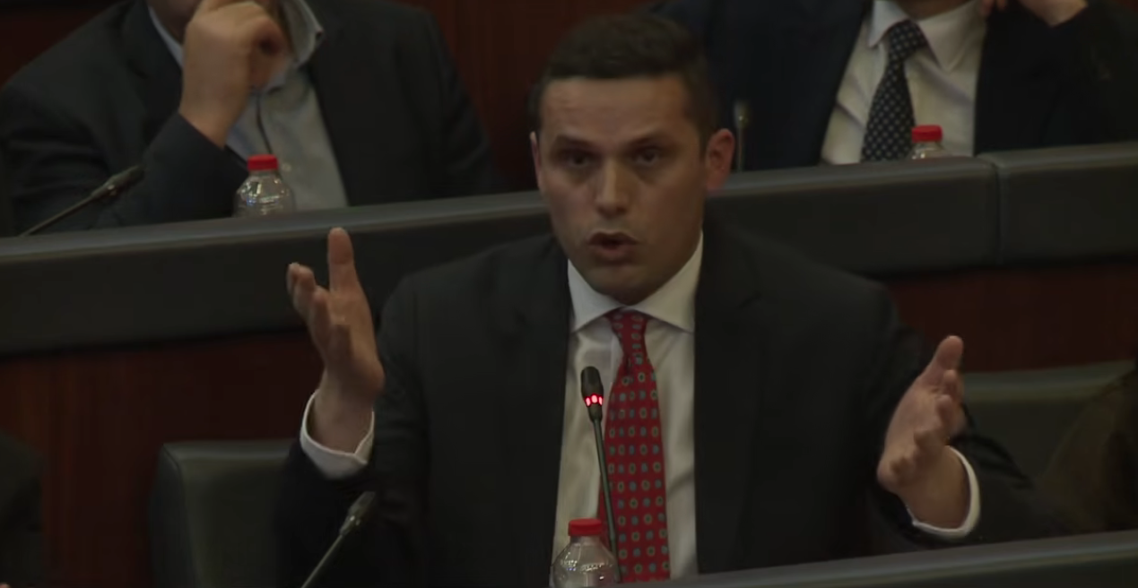 Përplasje në Kuvend për akuzat mbi haraçin në bizneset e vogla