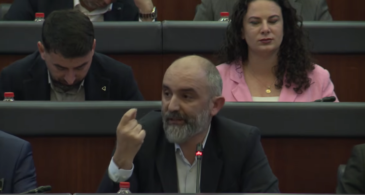 Abrashi akuzon financuesit e PDK-së për haraç ndaj bizneseve të vogla