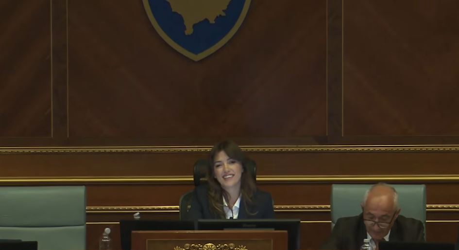 Kuvendi i Kosovës miraton dy rezoluta, Haxhiu ironizon për zgjedhjen e presidentit