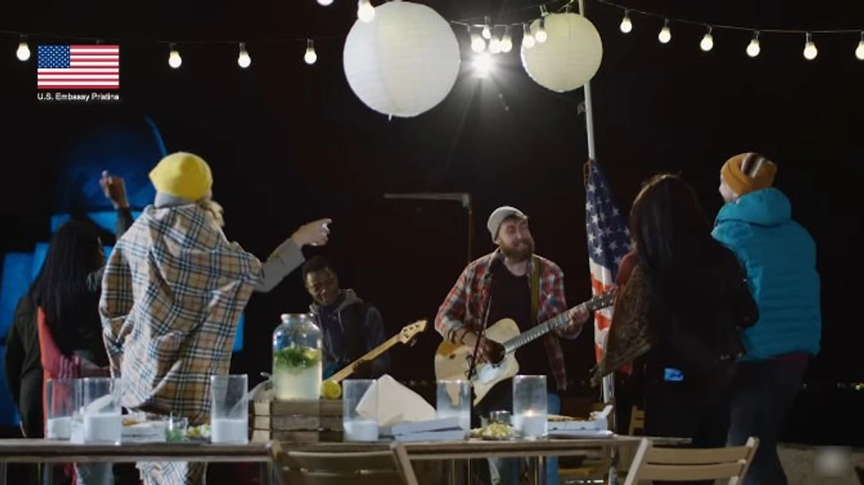 Ambasada e SHBA-së në Kosovë fton muzikantët të performojnë për 250-vjetorin e pavarësisë amerikane