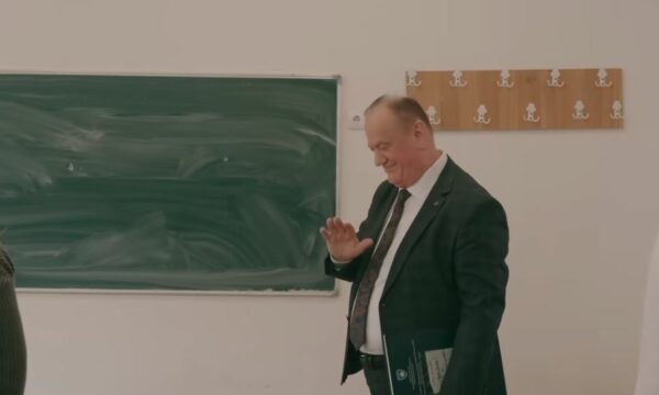 Mahmut Ferati pensionohet me një këngë emocionuese kushtuar profesionit të tij