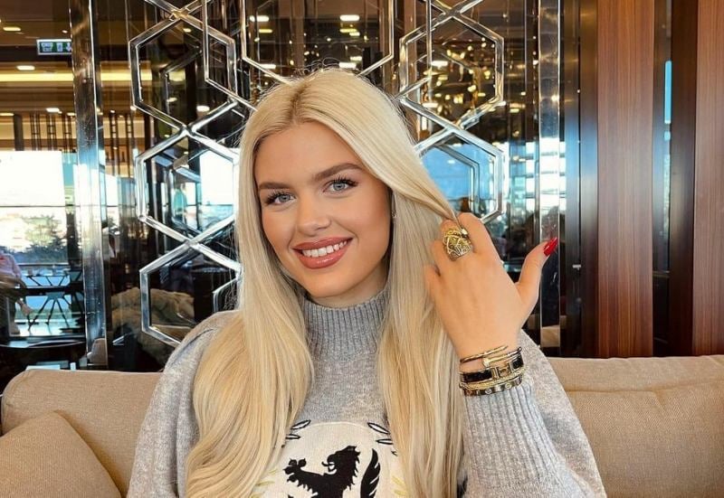 Learta Jakupi tërheq vëmendjen në Milano me stilin e saj elegant