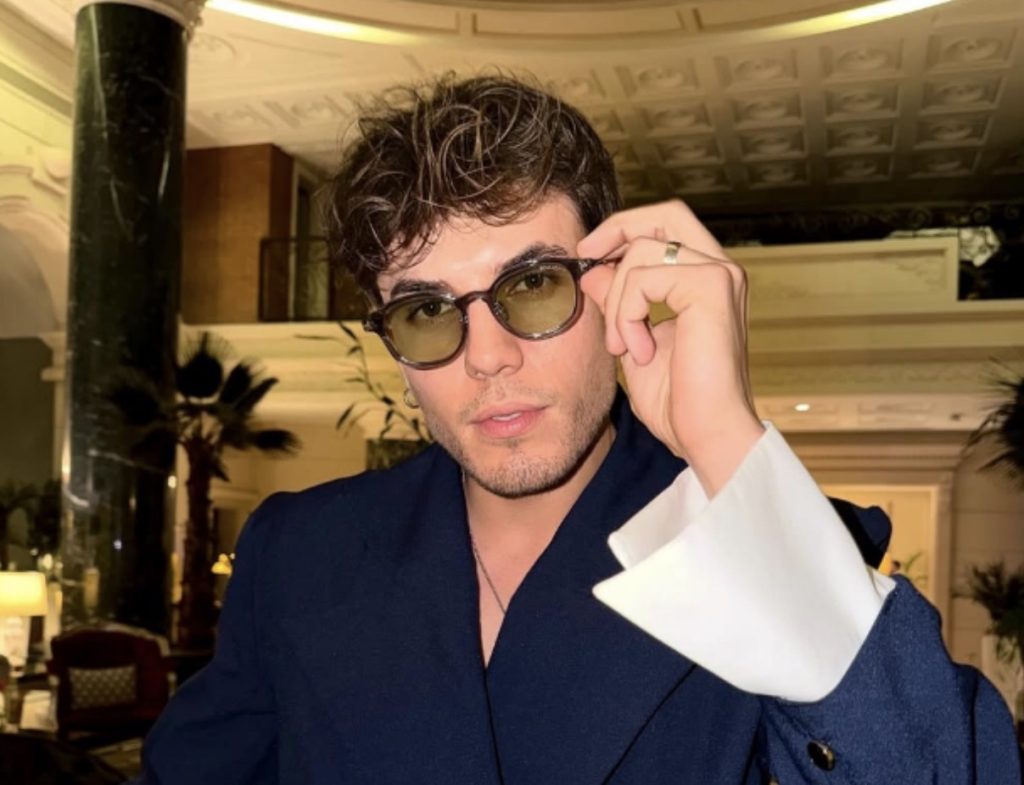 Klodi konfirmon ndarjen nga e dashura italiane dhe nis një kapitull të ri