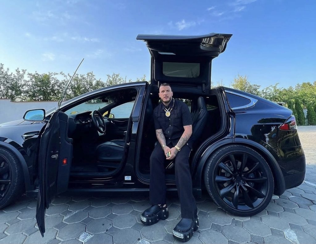 Mozzik denoncon sulmin me zjarr në biznesin e tij në Zvicër nga një bandë franceze