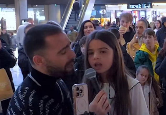 Besnik Qaka dhe vajza e tij 6-vjeçare performojnë duet emocionues me pianistin francez