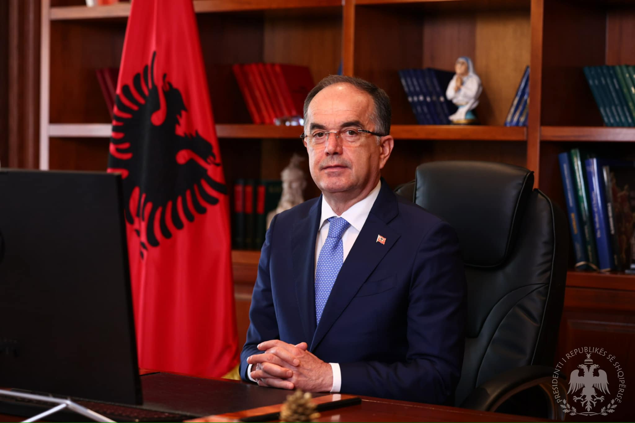 Presidenti Begaj nderon Eliot Engel, mik i madh i shqiptarëve