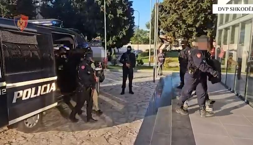 Tre persona, përfshirë babë e bir, janë arrestuar në Shkodër për kanosje dhe prodhim të paligjshëm të produkteve ushqimore.