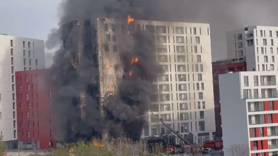 Dyshohet për zjarrvënie aksidentale nga të mitur në zjarri e pallatit 12-katësh në Tiranë
