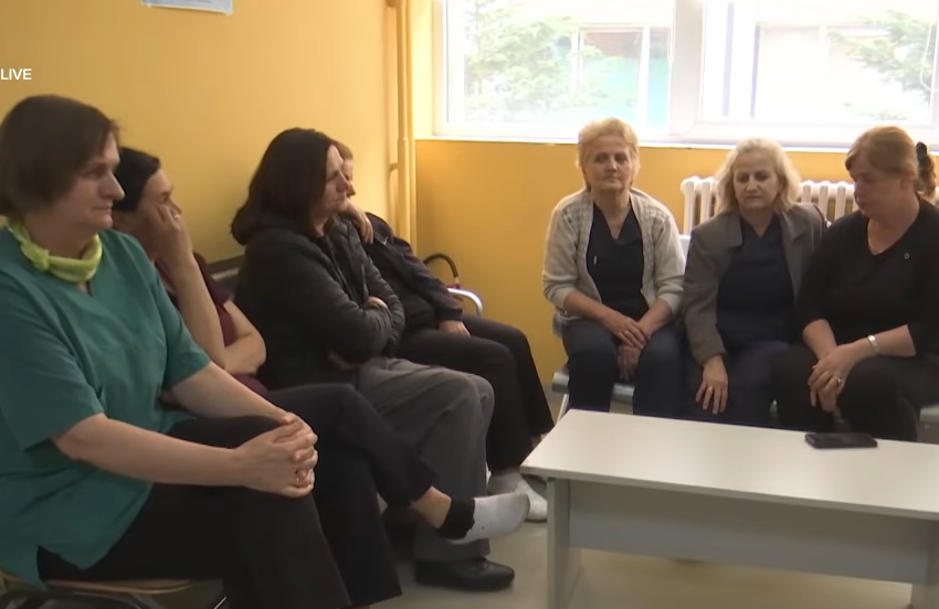 Punëtorët teknikë të QKMF-së në Prishtinë nisën grevën për pagat e papaguara.