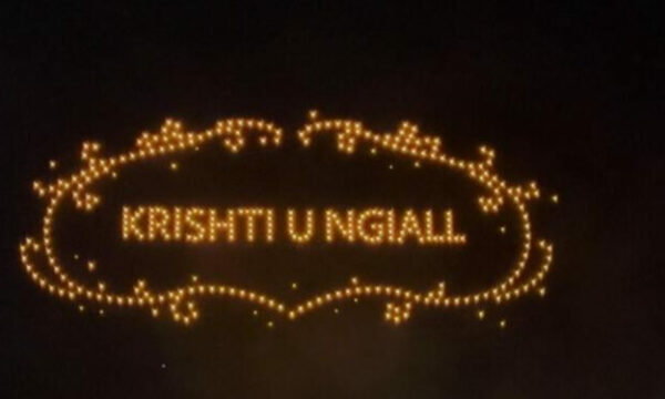 Dronët ndriçojnë qiellin e Dhërmiut për Pashkët ortodokse