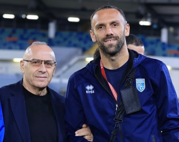 Vedat Muriqi vendos këpucët e tij në muzeun e Mallorcas pas thyerjes së rekordeve.