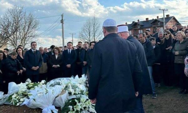 Kur në varrimin e babait të Albulena Haxhiut morën pjesë edhe ish-presidentja Vjosa Osmani dhe deputetët e AAK-së, Daut Haradinaj e Besnik Tahiri.