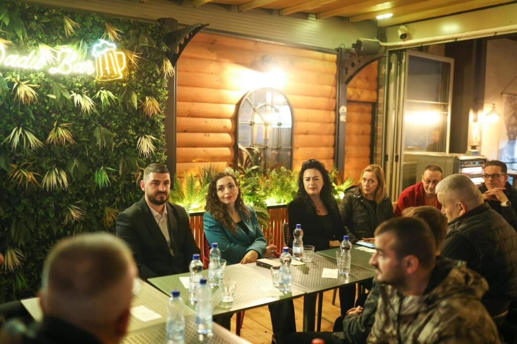 Vjosa Osmani viziton Gjilanin, shfaqet me ish-deputeten e LDK-së Valentina Bunjaku