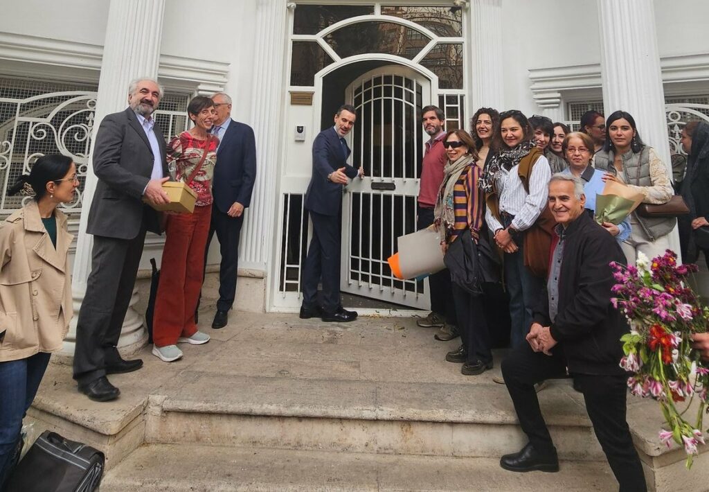 Spanja rihap ambasadën në Teheran pas armëpushimit dyjavor