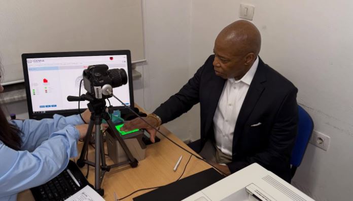 Eric Adams është regjistruar zyrtarisht si banor i Njësisë Administrative Nr. 2 në Tiranë pas marrjes së nënshtetësisë shqiptare.