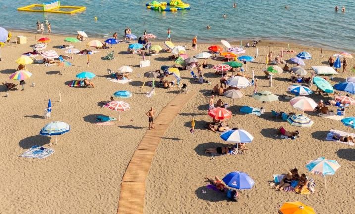 Bashkia e Lezhës miraton tarifat e reja për plazhet: 3 euro në publike dhe deri në 20 euro në private.