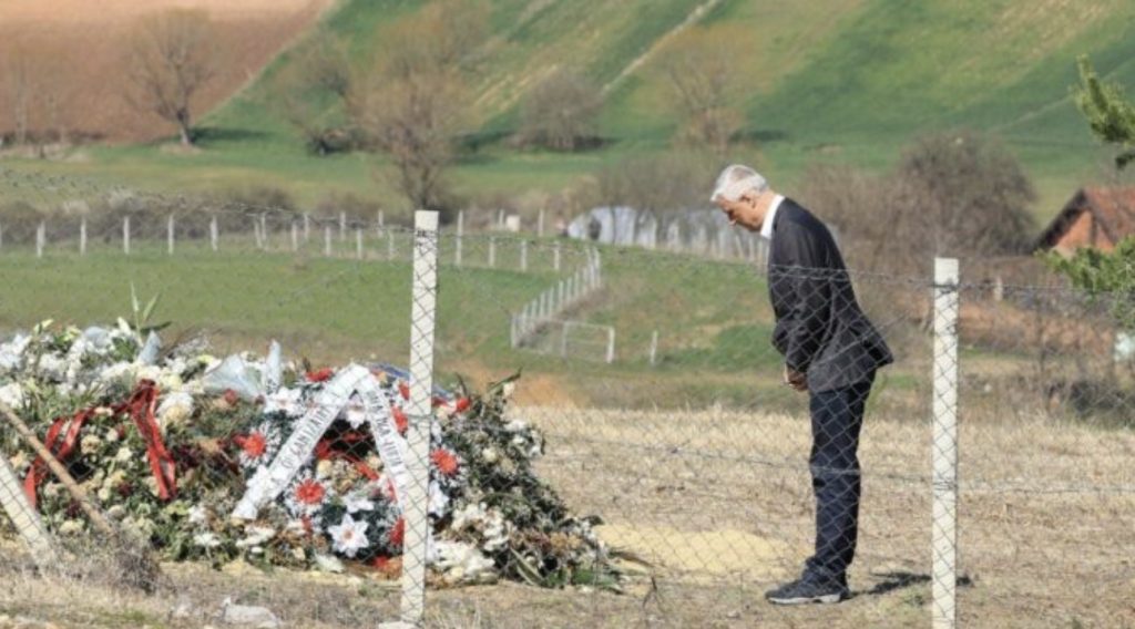 Dhimbja e heshtur e Hashim Thaçit në Hagë për humbjen e babait